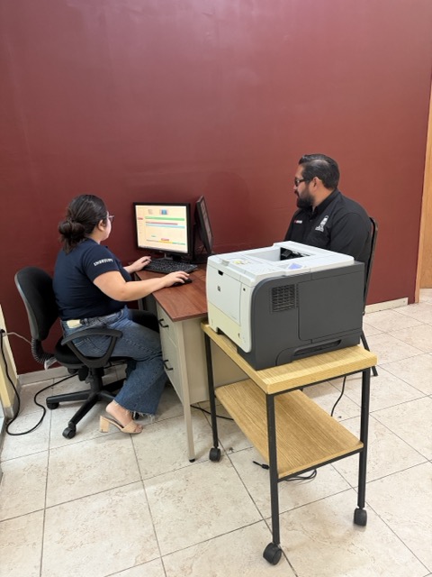 Jerry Medina firmando documentación relacionada con su licencia inmobiliaria