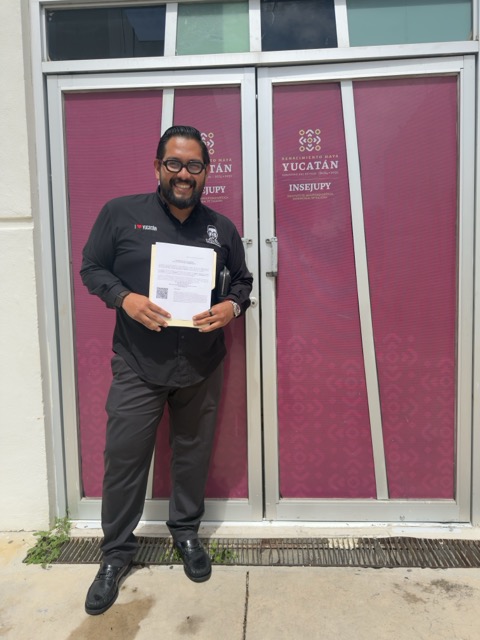 Jerry Medina en la entrega de su licencia como asesor inmobiliario certificado